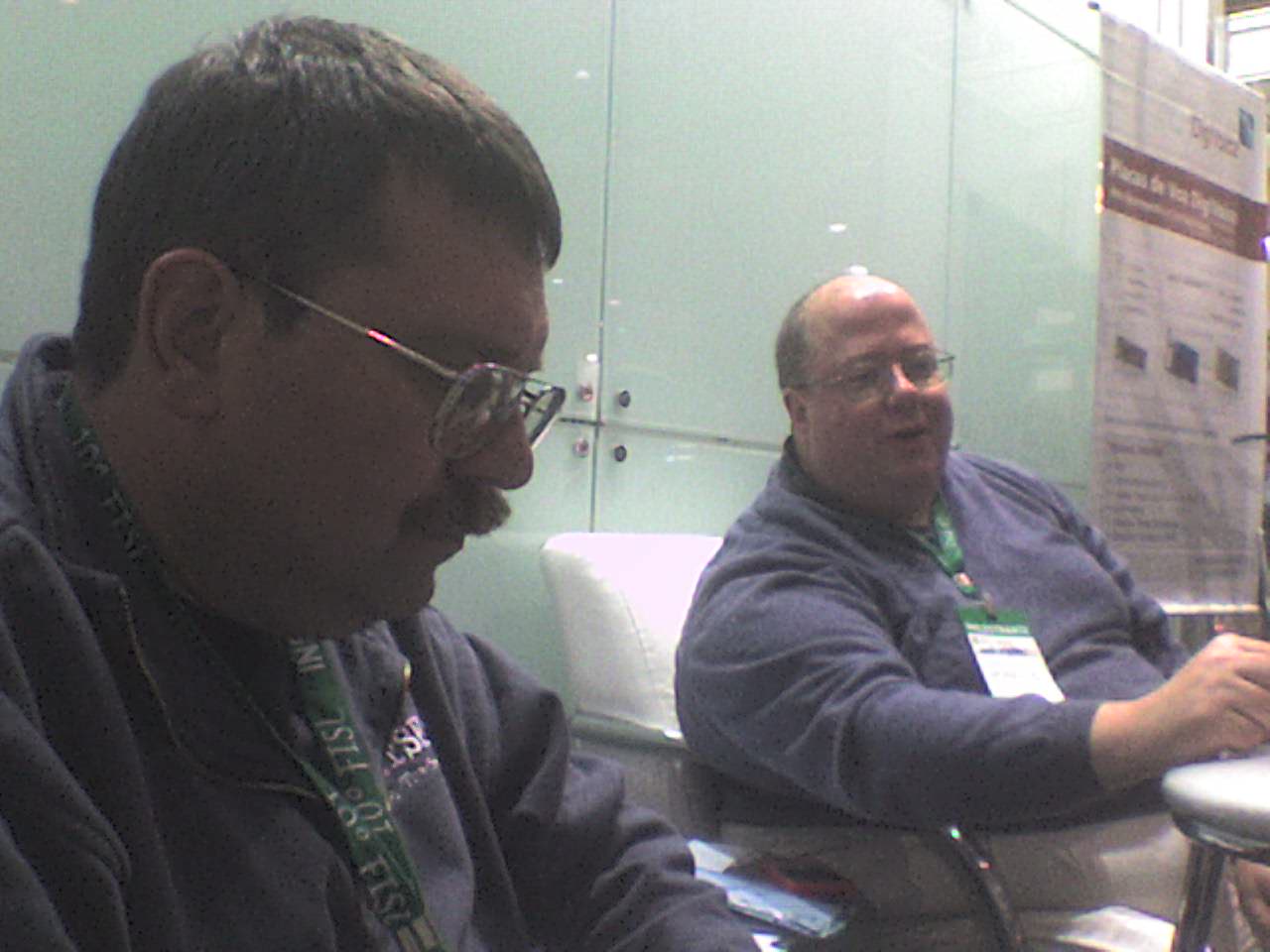 Scott Balneaves e James McQuillan descansam um pouco no stand da Propus Informática LTDA.