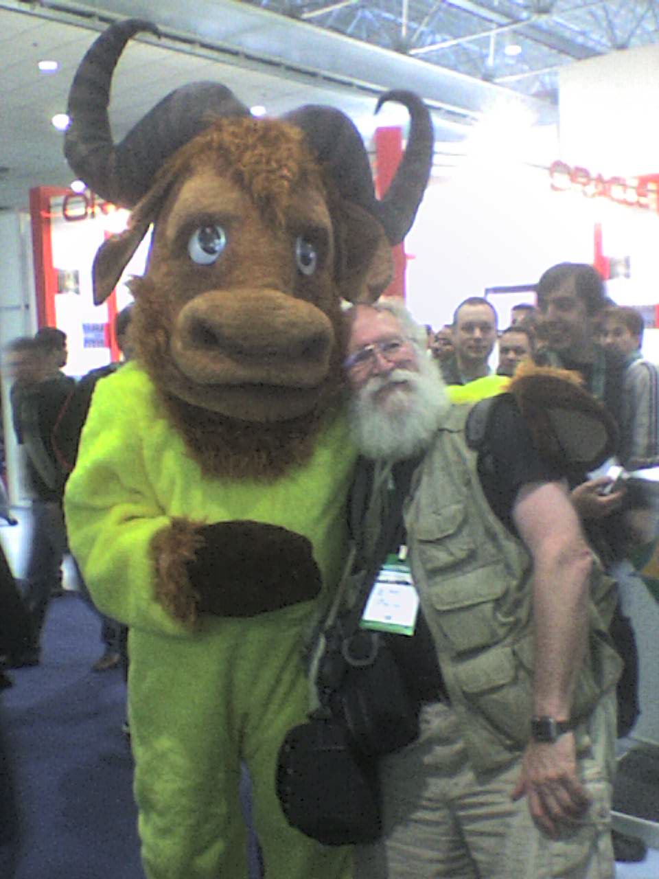 Encontro do Gnu e do Guru na frente do stand da Propus.